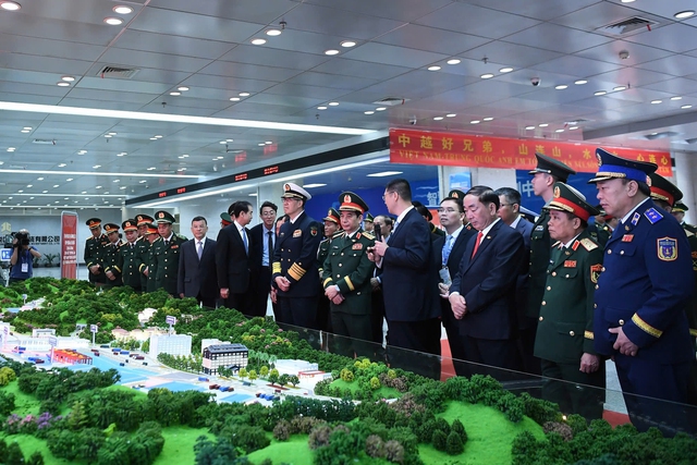 Vietnamese, Chinese defense ministers visit smart border gate in Guangxi - Ảnh 2.