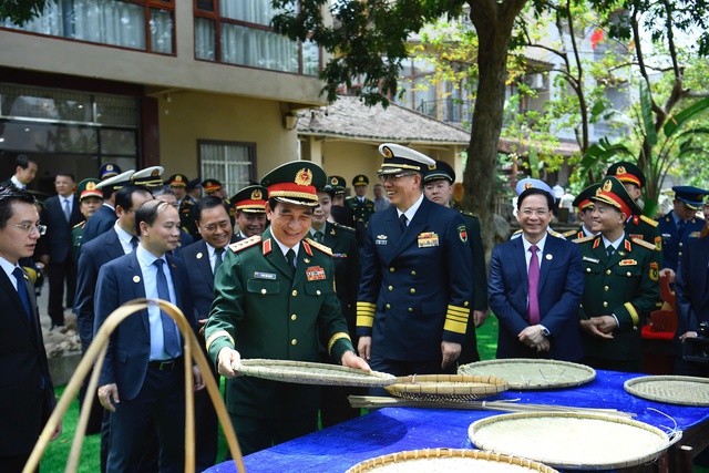 Vietnamese, Chinese defense ministers visit smart border gate in Guangxi - Ảnh 5.