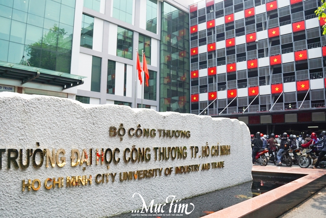 3 trường đại học tại TP.HCM trang trí cờ Tổ quốc rực rỡ cả giảng đường- Ảnh 1.
