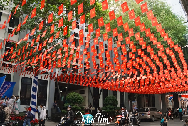 3 trường đại học tại TP.HCM trang trí cờ Tổ quốc rực rỡ cả giảng đường- Ảnh 3.