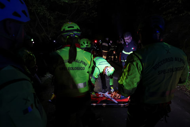 Four dead in 'unimaginable' Italian cable car crash near Naples - Ảnh 3.