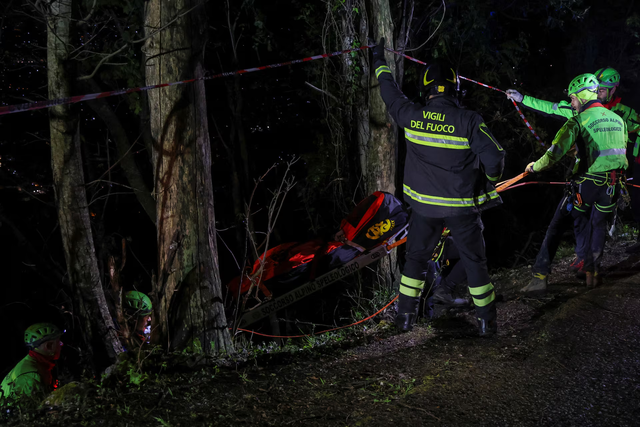 Four dead in 'unimaginable' Italian cable car crash near Naples - Ảnh 1.