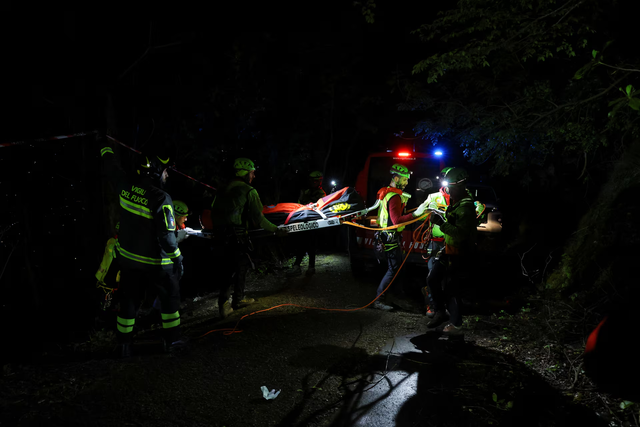 Four dead in 'unimaginable' Italian cable car crash near Naples - Ảnh 2.