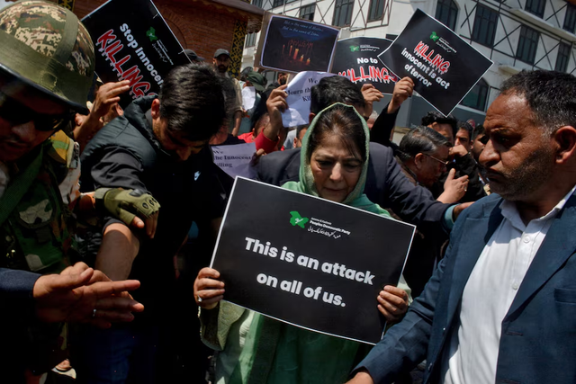 India downgrades ties with Pakistan after attack on Kashmir tourists kills 26 - Ảnh 1.