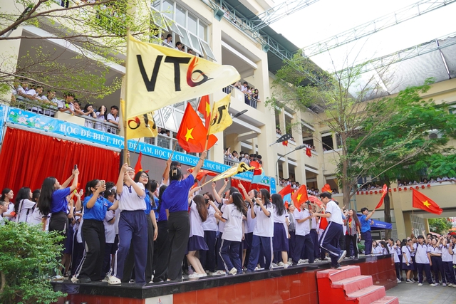 Học sinh TP.HCM hát vang bài ca tự hào, đồng diễn mừng lễ 30-4 - Ảnh 6.
