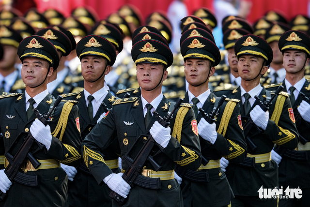 Chinese troops sing ‘Vietnam, Ho Chi Minh’ on downtown streets of Ho Chi Minh City - Ảnh 1.