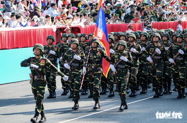 Chinese troops sing ‘Vietnam, Ho Chi Minh’ on downtown streets of Ho Chi Minh City - Ảnh 2.