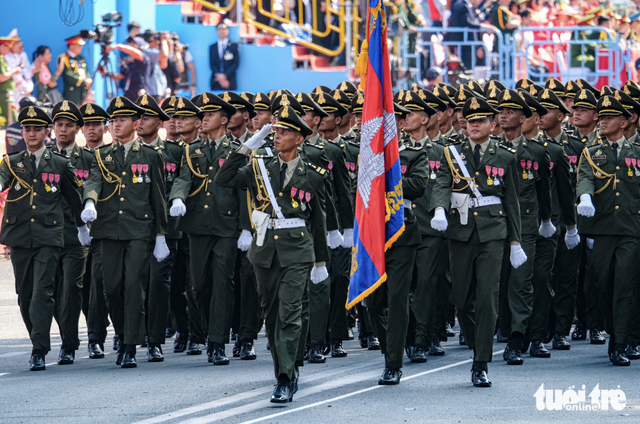 Chinese troops sing ‘Vietnam, Ho Chi Minh’ on downtown streets of Ho Chi Minh City - Ảnh 3.