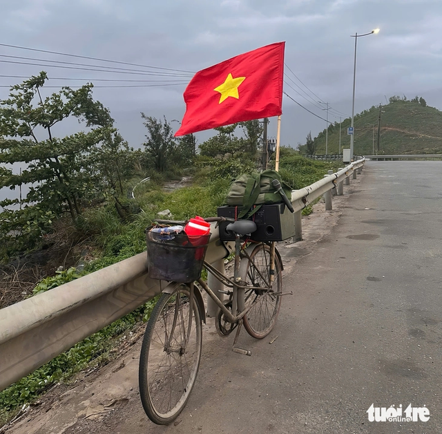 Young man arrives in Ho Chi Minh City for Reunification Day celebration after bicycle ride from Hanoi - Ảnh 1.