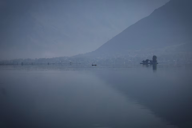 India shuts over half of Kashmir tourist spots in security review - Ảnh 1.