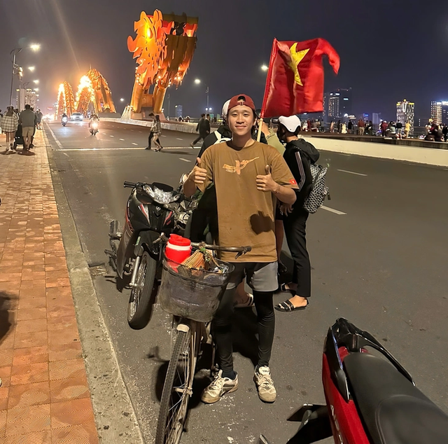 Young man arrives in Ho Chi Minh City for Reunification Day celebration after bicycle ride from Hanoi - Ảnh 2.