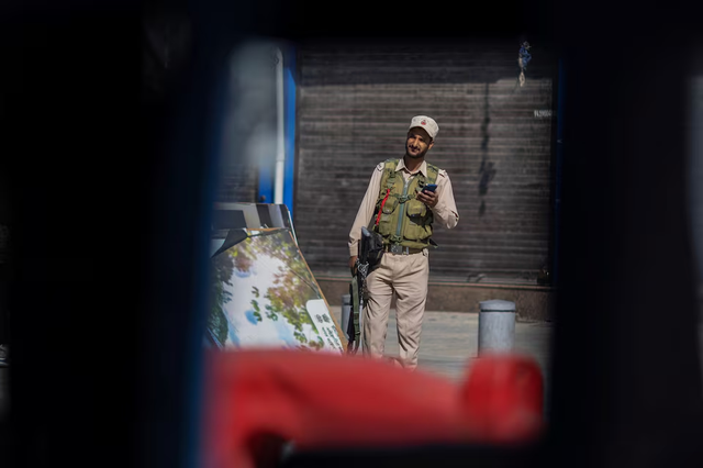 India shuts over half of Kashmir tourist spots in security review - Ảnh 2.