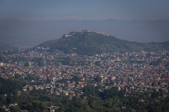 India shuts over half of Kashmir tourist spots in security review - Ảnh 3.