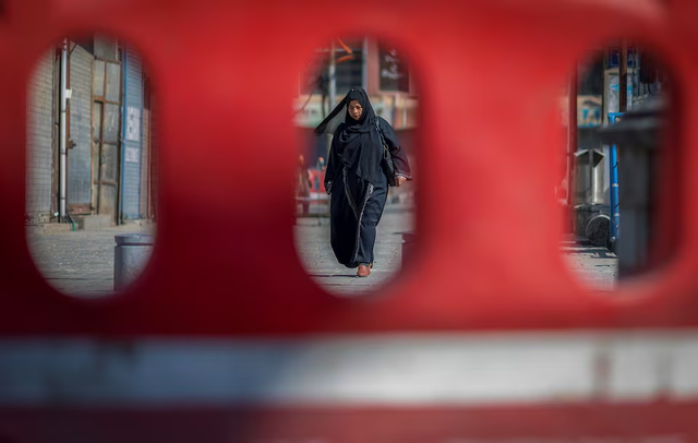 India shuts over half of Kashmir tourist spots in security review - Ảnh 4.