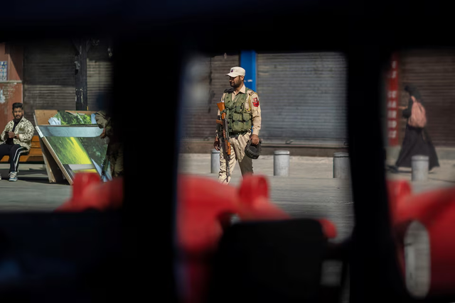India shuts over half of Kashmir tourist spots in security review - Ảnh 5.