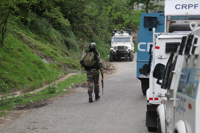 India shuts over half of Kashmir tourist spots in security review - Ảnh 6.