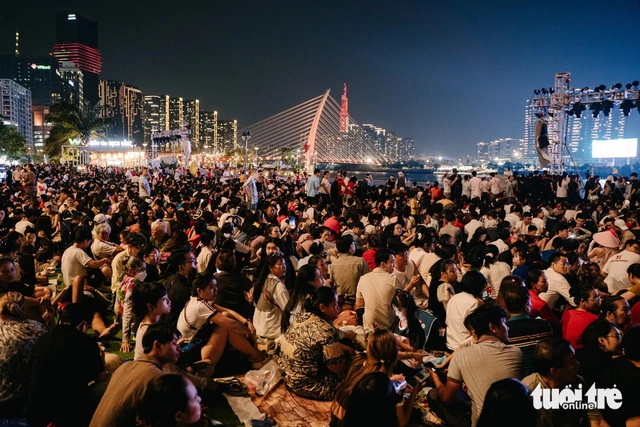 Ho Chi Minh City rehearses record-breaking 10,500-drone show for Reunification Day - Ảnh 1.