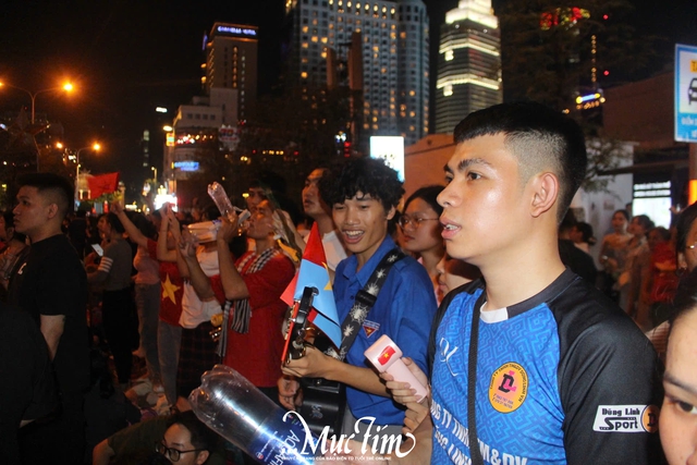 Chờ xem diễu binh, diễu hành, bạn trẻ đàn và hát cùng ghi ta đầy hào hứng - Ảnh 1.