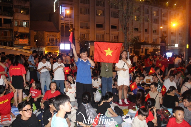Chờ xem diễu binh, diễu hành, bạn trẻ đàn và hát cùng ghi ta đầy hào hứng - Ảnh 2.