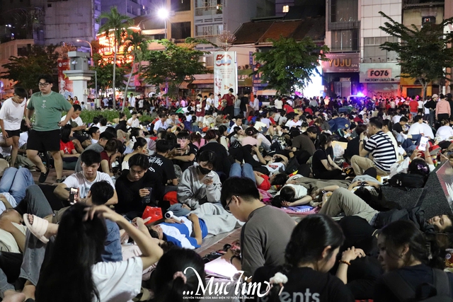 Người dân thức trắng đêm chờ xem diễu binh, diễu hành - Ảnh 10.