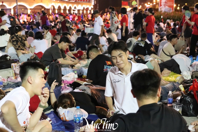 Người dân thức trắng đêm chờ xem diễu binh, diễu hành - Ảnh 11.