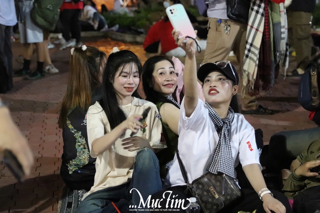 Người dân thức trắng đêm chờ xem diễu binh, diễu hành - Ảnh 12.