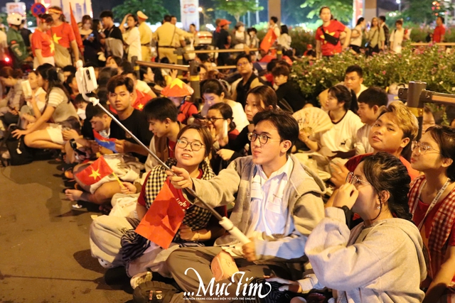Người dân thức trắng đêm chờ xem diễu binh, diễu hành - Ảnh 15.