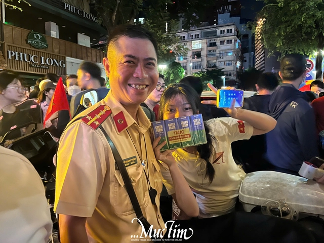 Người dân thức trắng đêm chờ xem diễu binh, diễu hành - Ảnh 8.