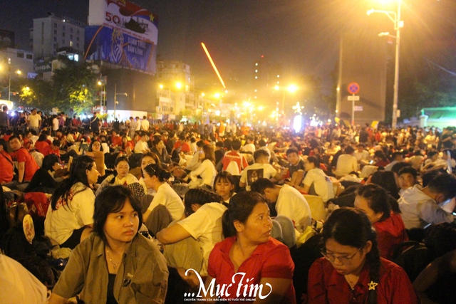Người dân thức trắng đêm chờ xem diễu binh, diễu hành - Ảnh 16.