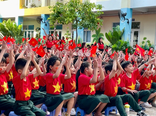 Học sinh, đội viên TP.HCM check in cùng cờ Tổ quốc mừng lễ 30-4- Ảnh 17.