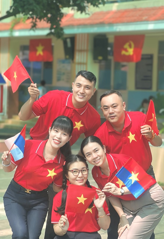Học sinh, đội viên TP.HCM check in cùng cờ Tổ quốc mừng lễ 30-4- Ảnh 10.