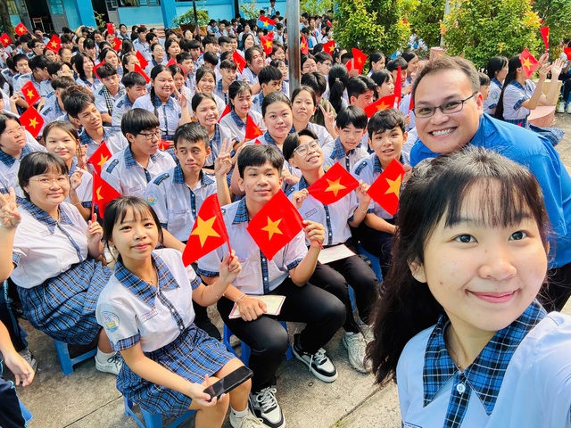 Học sinh, đội viên TP.HCM check in cùng cờ Tổ quốc mừng lễ 30-4- Ảnh 5.