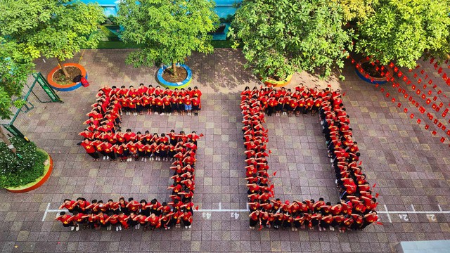 Học sinh, đội viên TP.HCM check in cùng cờ Tổ quốc mừng lễ 30-4- Ảnh 7.