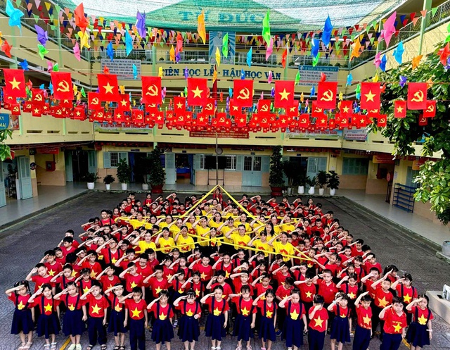 Học sinh, đội viên TP.HCM check in cùng cờ Tổ quốc mừng lễ 30-4- Ảnh 15.