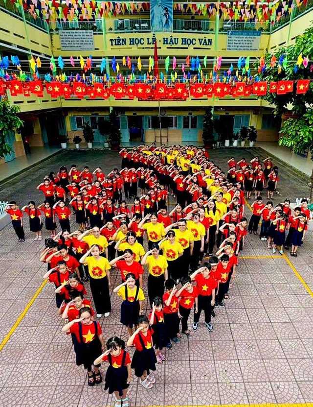 Học sinh, đội viên TP.HCM check in cùng cờ Tổ quốc mừng lễ 30-4- Ảnh 16.
