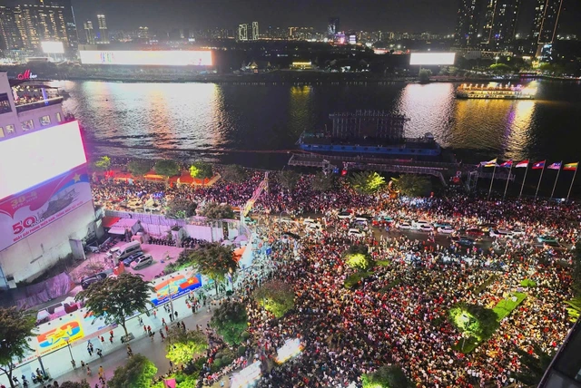Ho Chi Minh City rehearses record-breaking 10,500-drone show for Reunification Day - Ảnh 2.