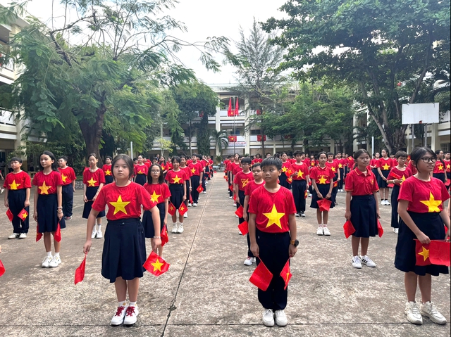 Học sinh, đội viên TP.HCM check in cùng cờ Tổ quốc mừng lễ 30-4- Ảnh 6.