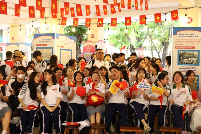 Thầy trò Trường THPT Hùng Vương thắp sáng tình yêu Tổ quốc qua minishow ‘Vui sao nước mắt lại trào’ - Ảnh 1.