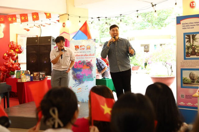 Thầy trò Trường THPT Hùng Vương thắp sáng tình yêu Tổ quốc qua minishow ‘Vui sao nước mắt lại trào’ - Ảnh 3.