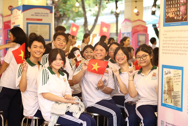 Thầy trò Trường THPT Hùng Vương thắp sáng tình yêu Tổ quốc qua minishow ‘Vui sao nước mắt lại trào’ - Ảnh 2.