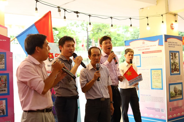 Thầy trò Trường THPT Hùng Vương thắp sáng tình yêu Tổ quốc qua minishow ‘Vui sao nước mắt lại trào’ - Ảnh 8.