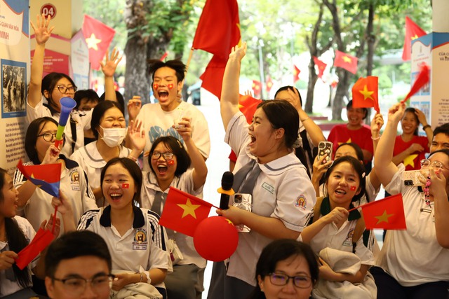 Thầy trò Trường THPT Hùng Vương thắp sáng tình yêu Tổ quốc qua minishow ‘Vui sao nước mắt lại trào’ - Ảnh 9.