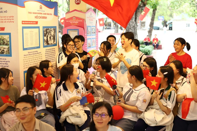 Thầy trò Trường THPT Hùng Vương thắp sáng tình yêu Tổ quốc qua minishow ‘Vui sao nước mắt lại trào’ - Ảnh 10.