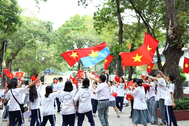 Thầy trò Trường THPT Hùng Vương thắp sáng tình yêu Tổ quốc qua minishow ‘Vui sao nước mắt lại trào’ - Ảnh 15.