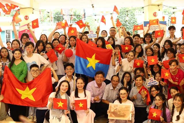 Thầy trò Trường THPT Hùng Vương thắp sáng tình yêu Tổ quốc qua minishow ‘Vui sao nước mắt lại trào’ - Ảnh 16.