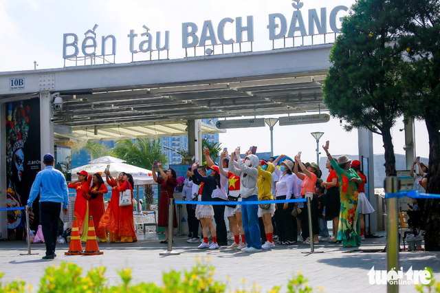5 best spots to watch fighter jet aerobatic display in downtown Ho Chi Minh City on Reunification Day
- Ảnh 2.
