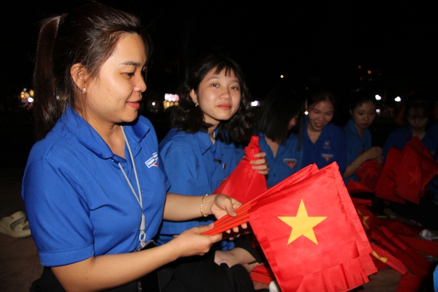 Lan tỏa tinh thần yêu nước với lá cờ đỏ sao vàng trong dịp 30-4 - Ảnh 3.