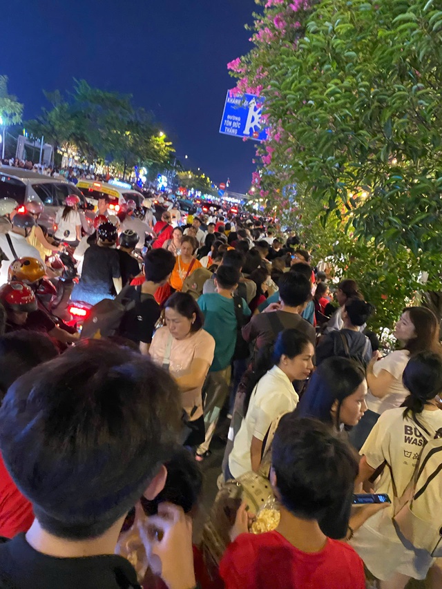 Dòng người đổ về trung tâm TP.HCM đợi xem diễu binh, diễu hành lễ 30-4 - Ảnh 2.