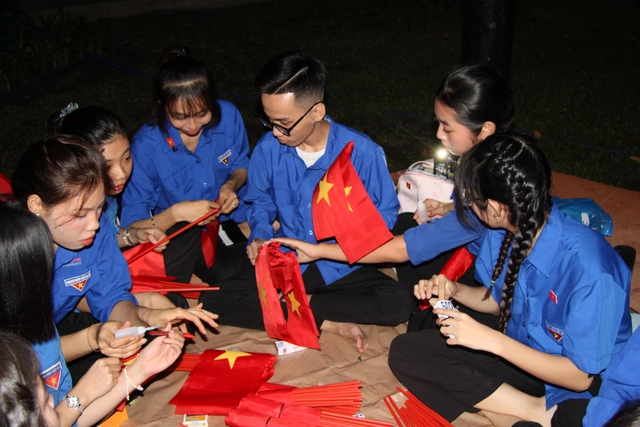 Lan tỏa tinh thần yêu nước với lá cờ đỏ sao vàng trong dịp 30-4 - Ảnh 2.