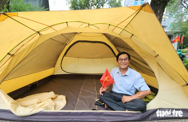 Before sunset, people lay tarps, pitch tents to claim spots for April 30 parade in Ho Chi Minh City - Ảnh 2.
